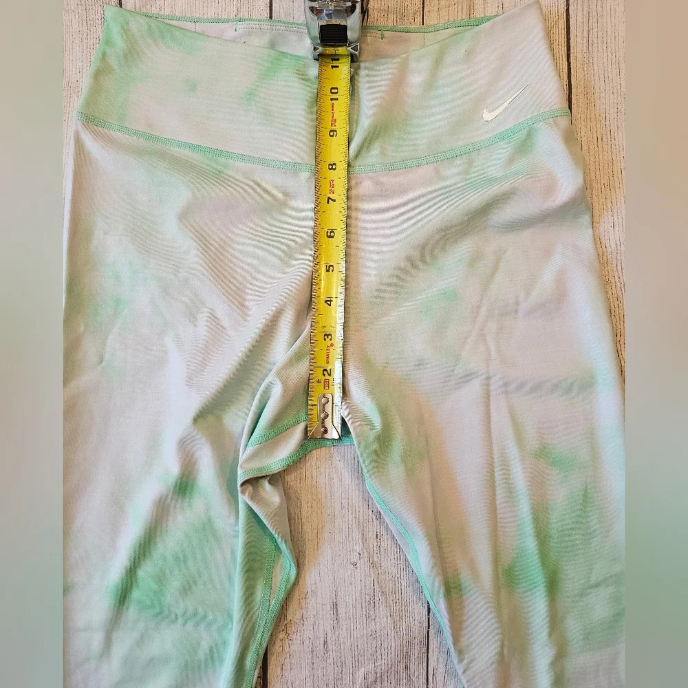 Nike Women's Size Medium• Dri-Fit Icon Clash Green White Tie Dye 21 inch Cropped - Picture 10 of 10
